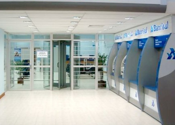 Banco não pode punir empregados que ajuizaram ações trabalhistas.
